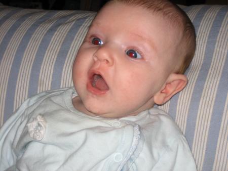 J'ai 6 semaines et je commence � beaucoup rire et parler!